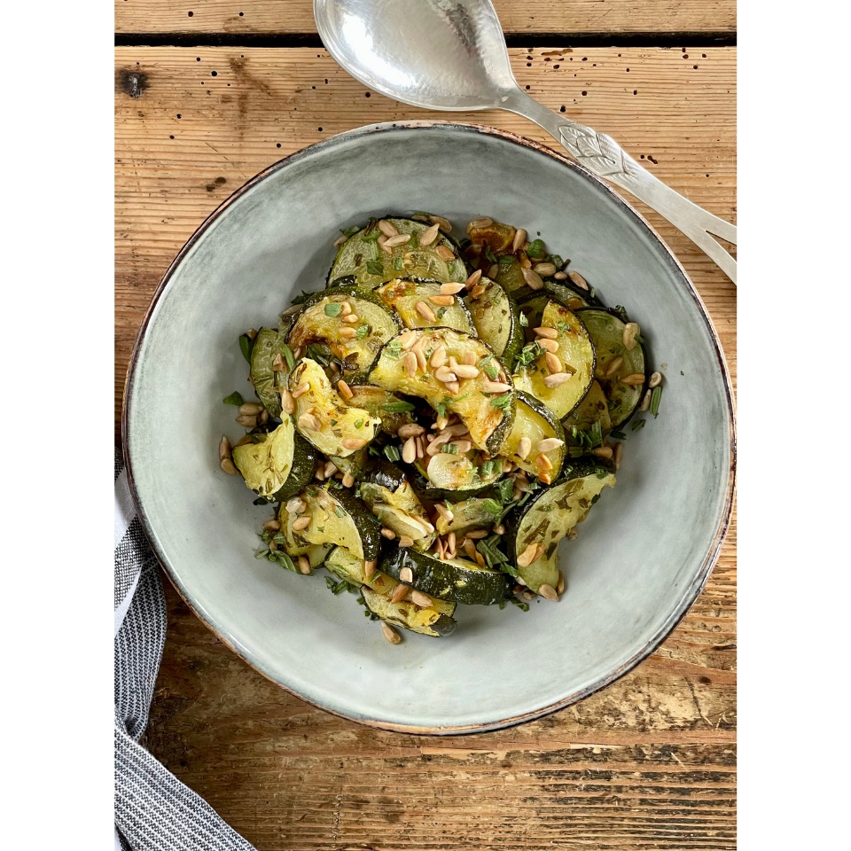 Kokboken Laga Mer Ren och Naturlig Mat tillbehör ugnsrostad zucchini