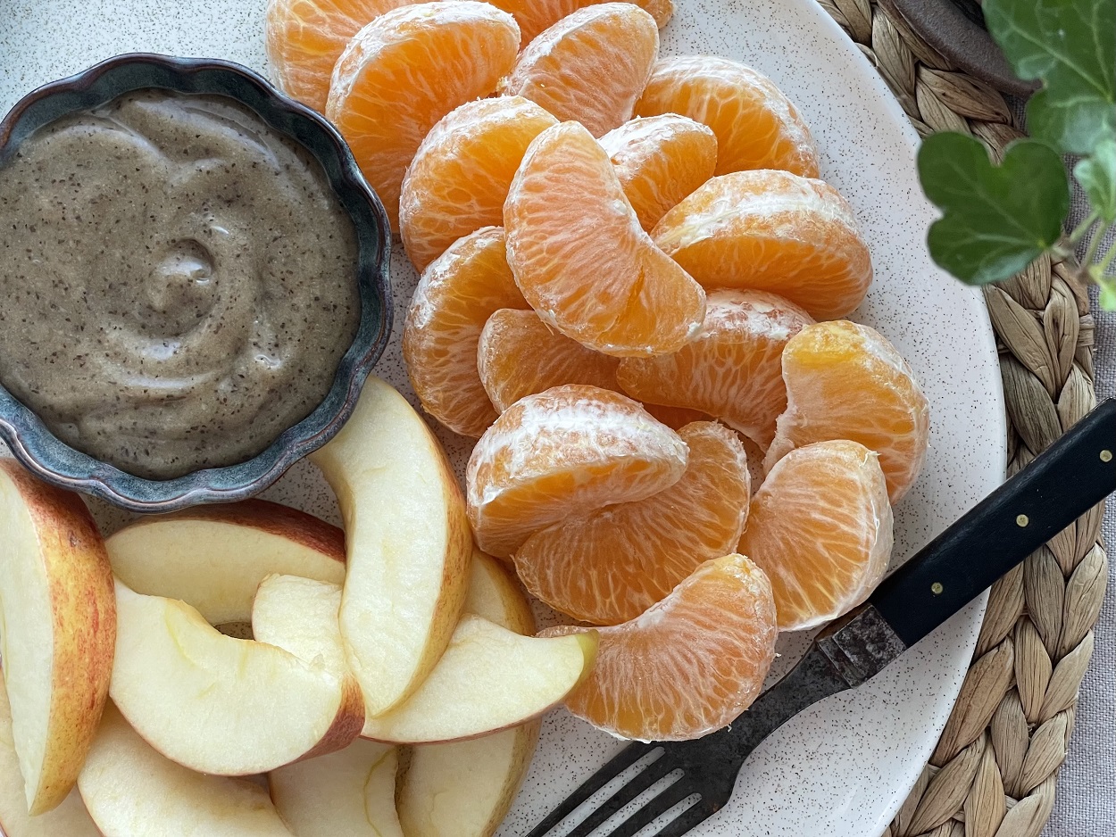 En enkel och god dadelkräm på ett fat med frukt.